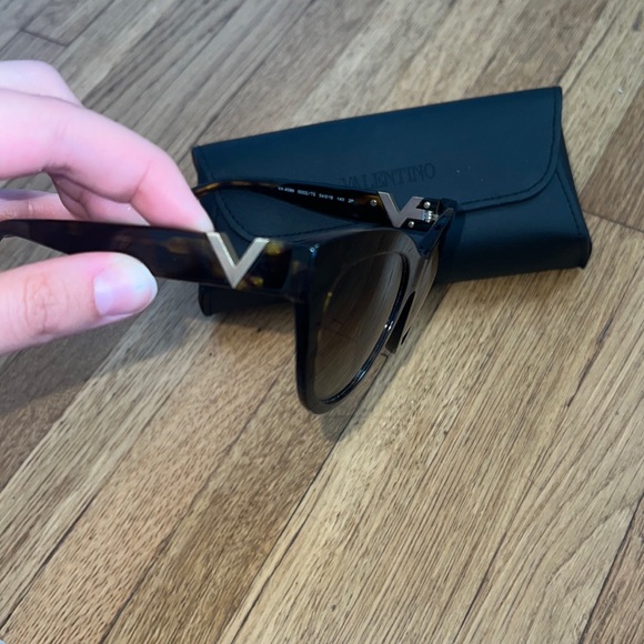 Valentino cat eye sunglasses (polarized) - Picture 3 of 3